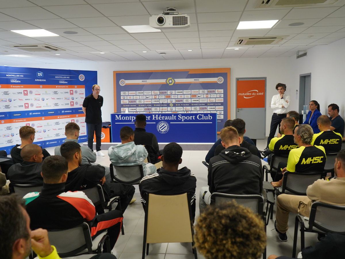 Yoann Lemaire en discussion avec des joueurs du MHSC sur l'homosexualité et l'homophobie